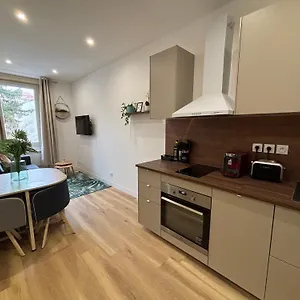 Elegant T2 A Bron, Tramway A 2min, Box Parking, 4personnes Appartement Bron